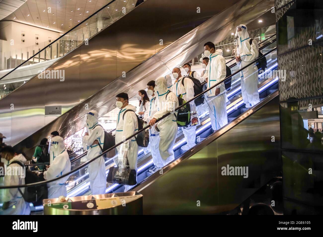 Doha, Katar. August 2021. Passagiere, die Gesichtsschutz, Masken und Gefahrgutanzüge tragen, sind am Hamad International Airport in Doha zu sehen. (Bild: © Ivan Abreu/SOPA Images via ZUMA Press Wire) Stockfoto