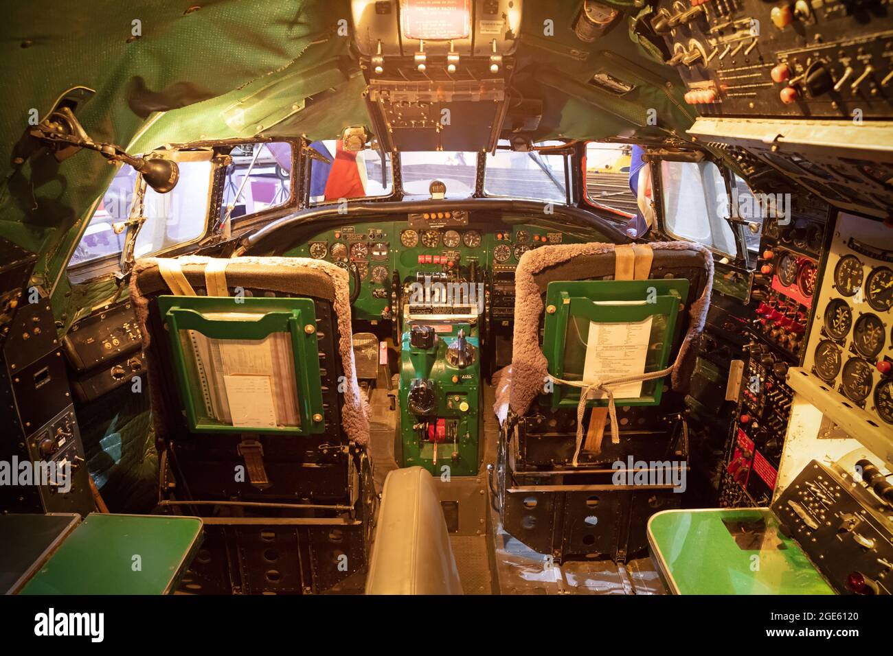 Mittelkonsole und Drosselungen in ein altes Flugzeug Stockfoto