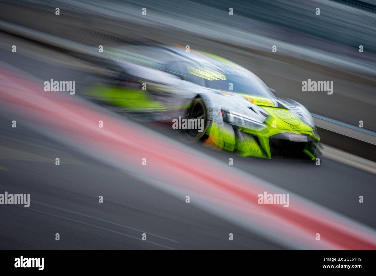 Drehschuss auf den Audi R8 GT3 des WRT-Teams, 24 Stunden von Spa 2021 Stockfoto