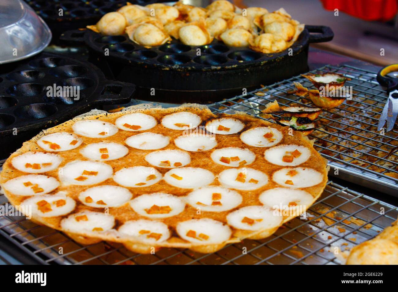 Foto von Thai Street Food Snack Call Kanomkrok. Es ist eine Art Reis+Kokosmilch-Pfannkuchen in runder Form. Stockfoto