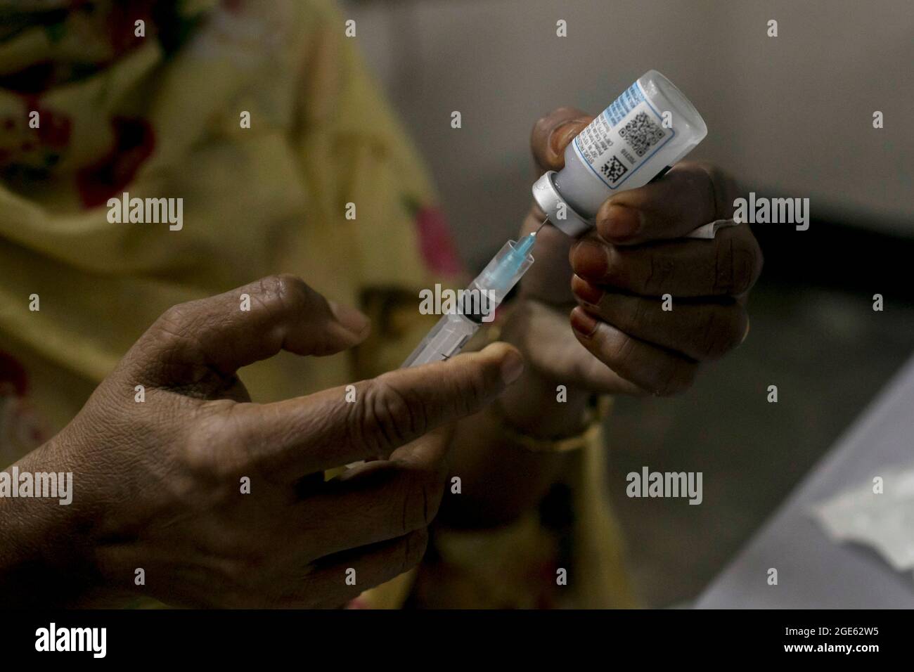 DHAKA, BANGLADESCH - 8. AUGUST: Ein Gesundheitsmitarbeiter bereitet während einer Massenimpfkampagne in einem Impfzentrum eine Dosis des Impfstoffs Moderna COVID19 vor. Nach Angaben der Generaldirektion für Gesundheitsdienste in Bangladesch (DGHS) startet das landesweite Massenimpfungsprogramm seine Impfkampagne mit dem Ziel, innerhalb von sechs Tagen 3.5 Millionen Menschen zu impfen. Bangladesch hat seit Beginn der Pandemie fast 1.31 Millionen Coronavirus-Infektionen und 21,638 Todesfälle verzeichnet. Am 8. August 2021 in Dhaka, Bangladesch. Quelle: Eyepix Group/The Photo Access Stockfoto