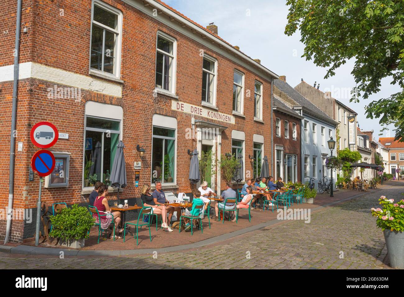 Terrasse und Café in der kleinen Stadt Groede in Zeeland, Niederlande Stockfoto