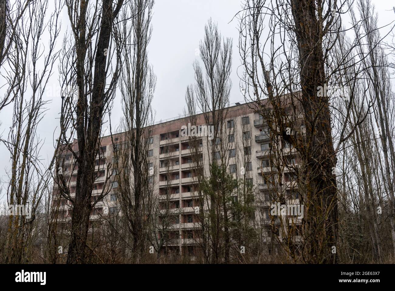 Sperrzone von Tschernobyl. Ruinen der verlassenen Stadt Pripyat. Herbst in der Zone der Ausgrenzung. Zone mit hoher Radioaktivität. Spiegelbild Blick auf Geisterstadt. Stockfoto