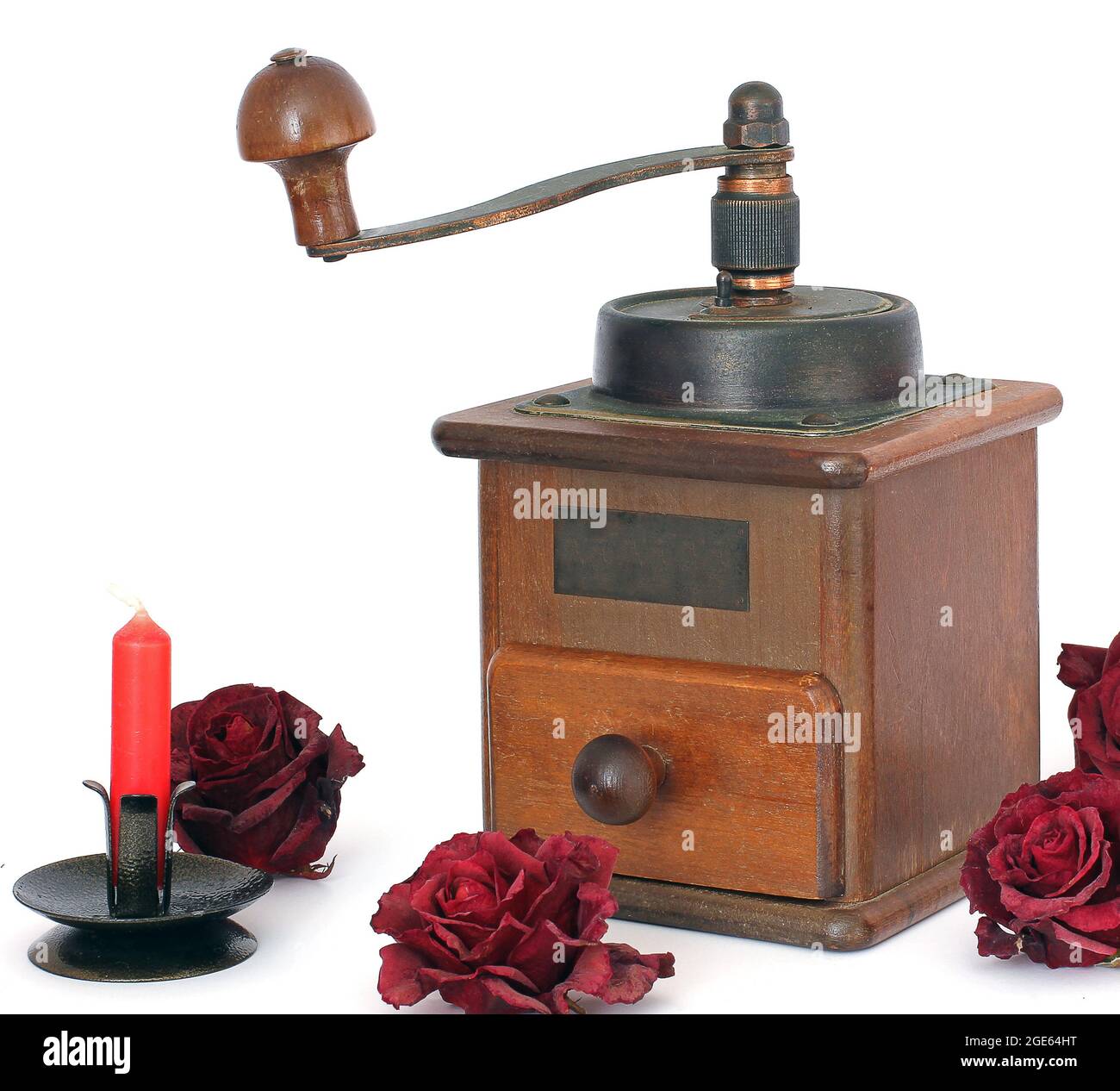 Manuelle Kaffeemühle auf weißem Hintergrund. Antiquär. Stockfoto