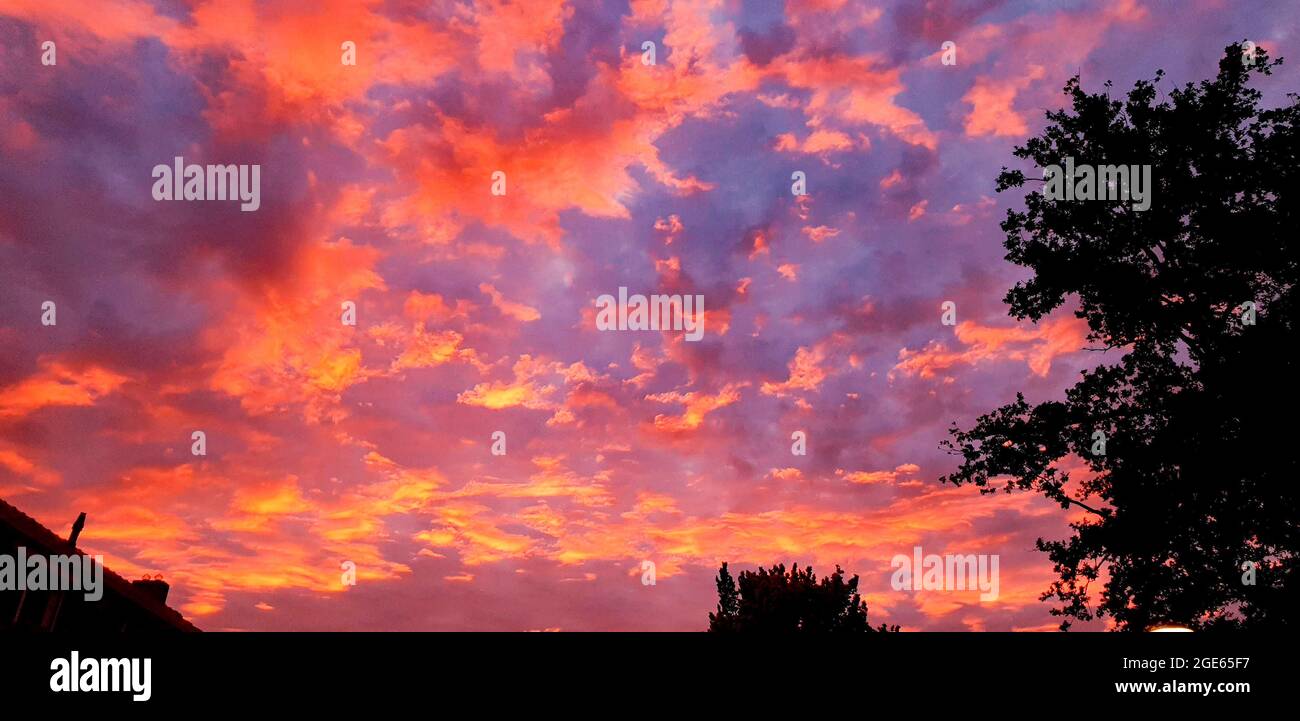 Himmel in Flammen Stockfoto