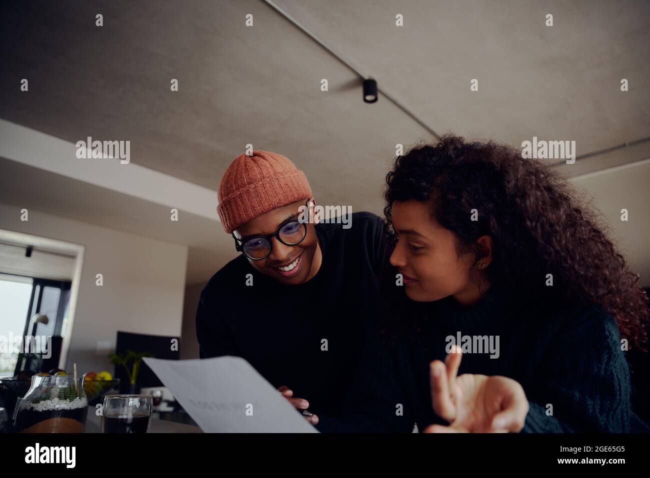 Nahaufnahme eines gemischten Rennpaares mit Laptop für Online-Banking. Glückliches afroamerikanisches Paar, das von zu Hause aus fern arbeitet. Hochwertige Fotos Stockfoto