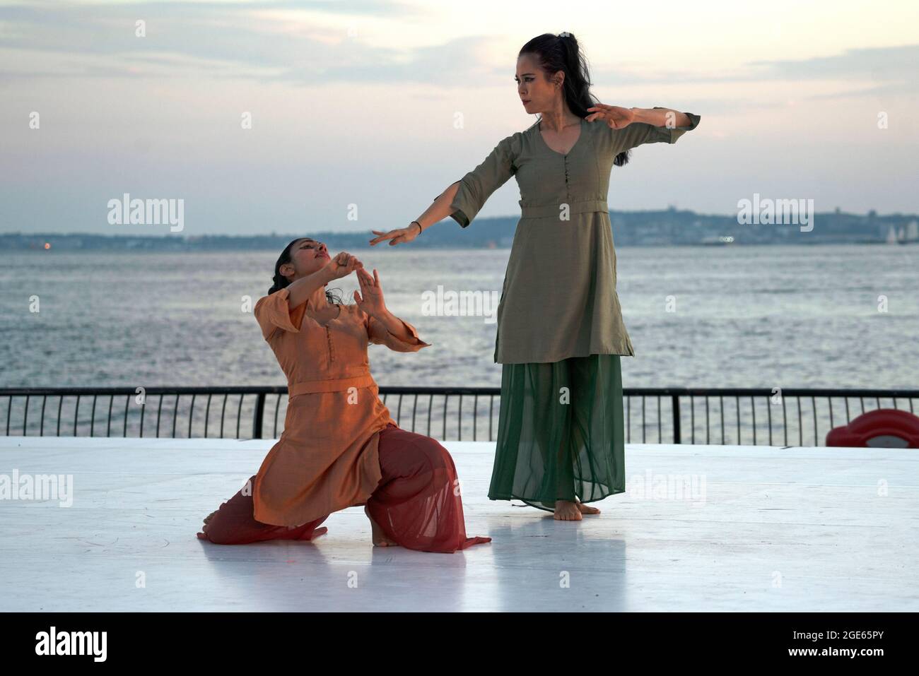 Aufgeführt beim Battery Dance Festival im Bharatanatyam-Stil, Kundalini Rising & Kavacham. Kundalini Rising ist ein Angebot an die Morgensonne. Stockfoto