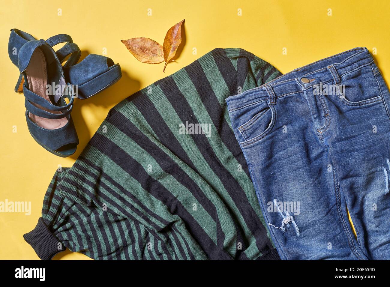 Weibliche Herbstkleidung auf gelbem Hintergrund. Set von Frauen Outfit Kleidung auf gelb Stockfoto