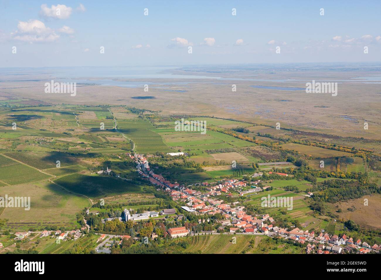 Luftpanorama Drohne Ansicht einer schönen ungarischen Landschaft an einem launischen Sommermorgen. Stockfoto