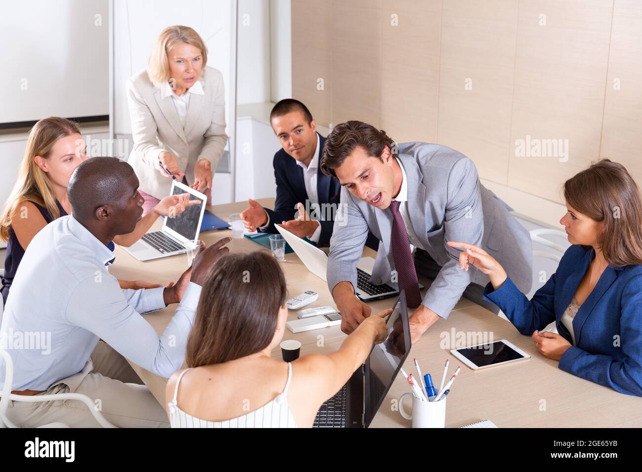 Business-Leute diskutieren im Tagungsraum Stockfoto