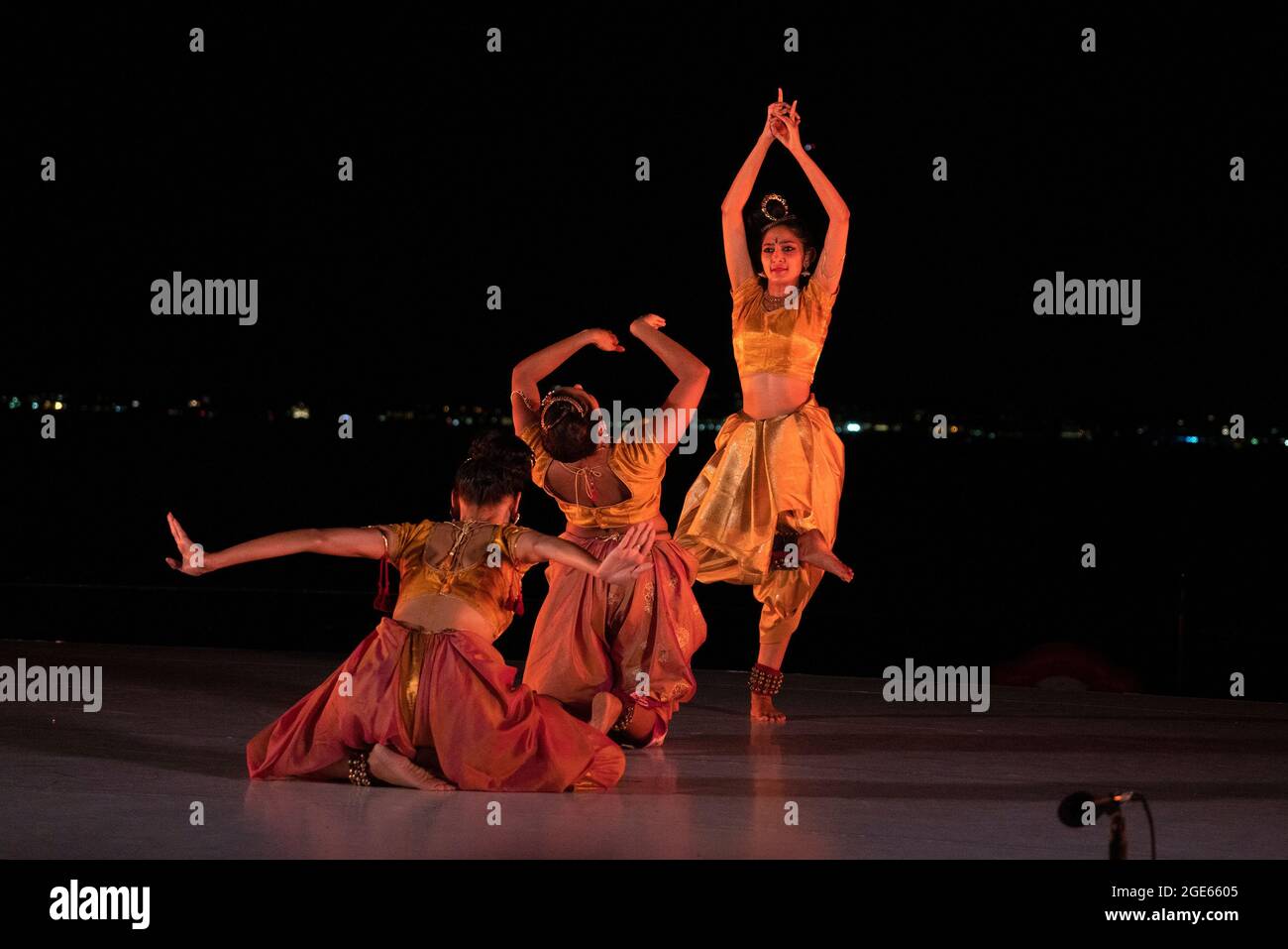Anlässlich der Gründung Indiens wurde beim Battery Dance Festival in New York City ein Tanz in Kuchipudi, einem klassischen südindischen Tanzstil, aufgeführt. Stockfoto