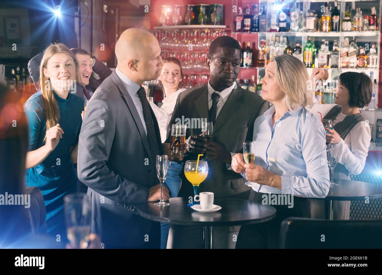 Männer und Frauen bei der Firmenfeier Stockfoto
