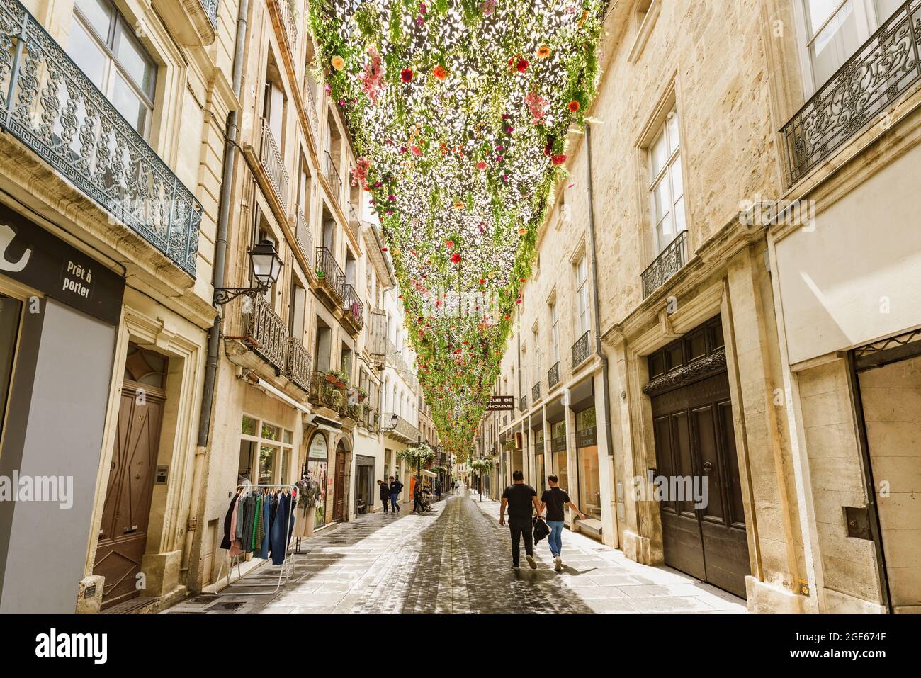 Béziers, Frankreich. 4. August 2021. Fußgängerzone im alten Viertel von Béziers mit Geschäften. Stockfoto