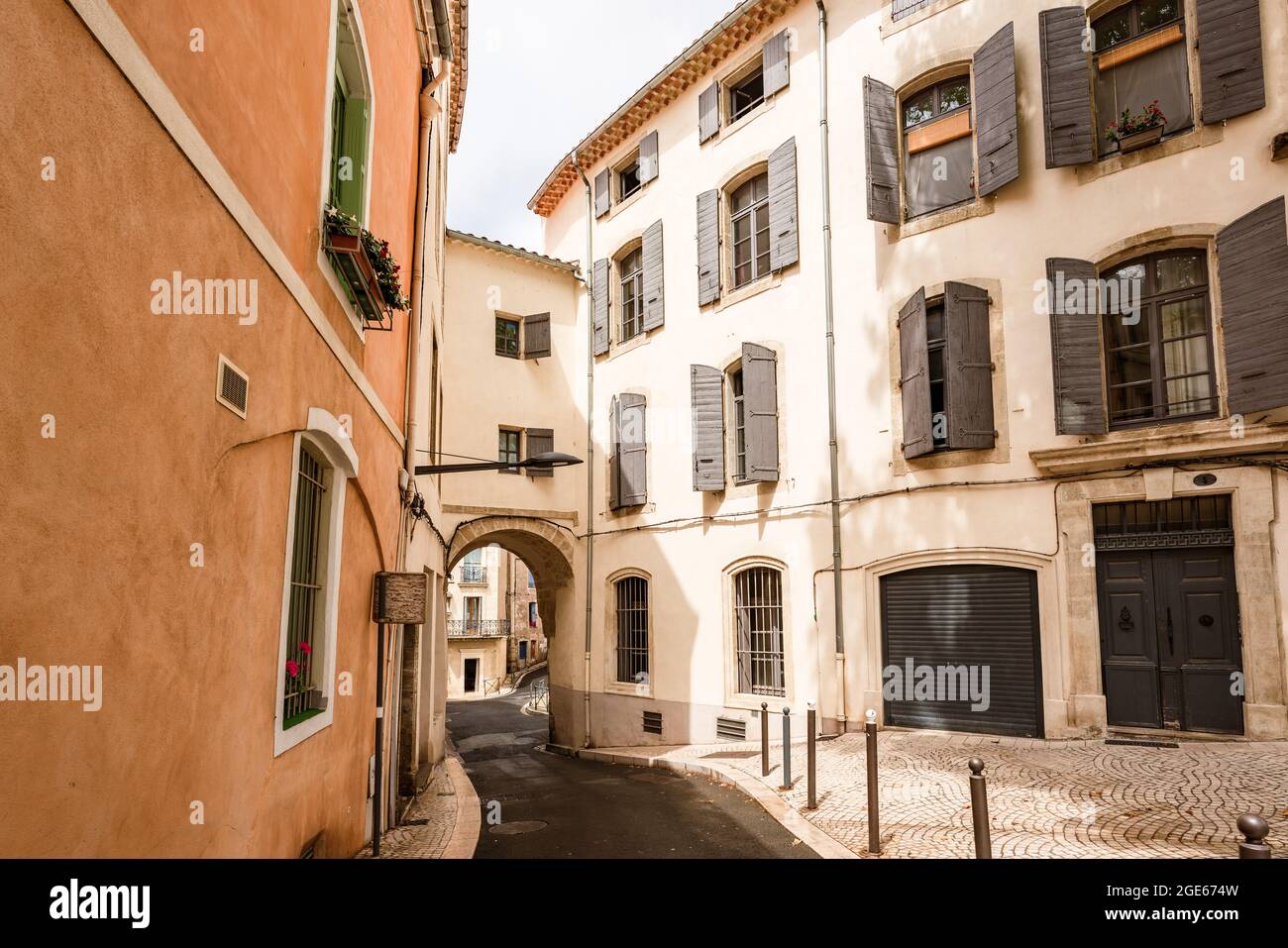 Malerische Straße in der französischen Stadt, Béziers, Frankreich. Stockfoto