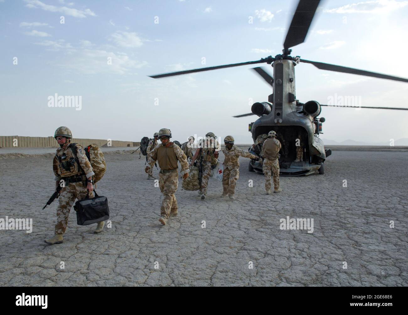 Chinook Helicopter lässt britische Truppen und Lieferungen in der Provinz Helmand, Afghanistan, fallen. Stockfoto