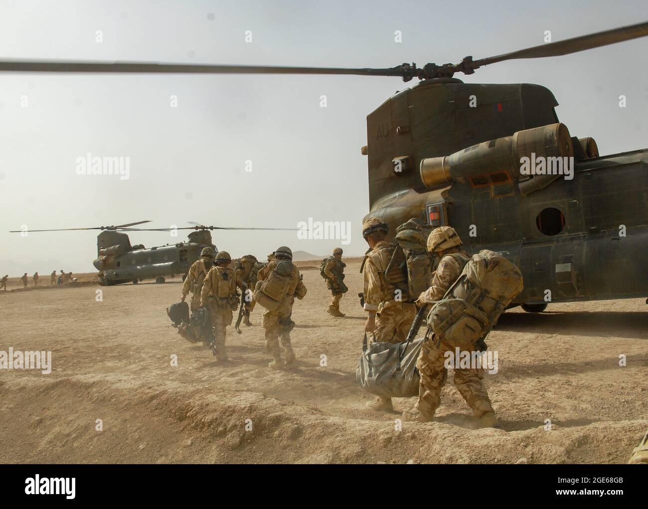 Chinook Helicopter lässt britische Truppen und Lieferungen in der Provinz Helmand, Afghanistan, fallen. Stockfoto