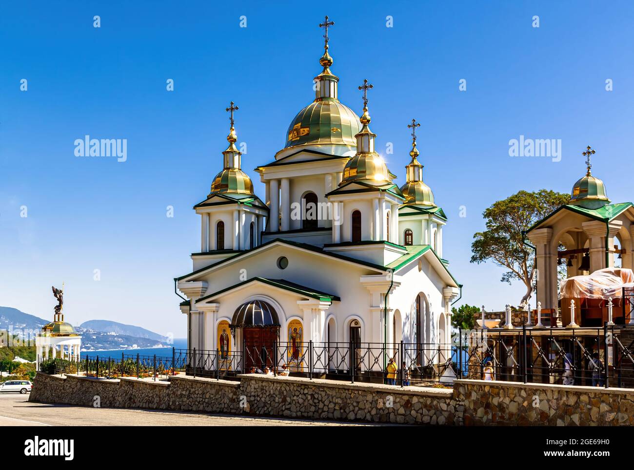 Jalta, Krim, Russland - 20. März 2018:Orthodoxe Kirche des heiligen Michael des Erzengels im Oreanda-Bezirk auf der Krim Stockfoto