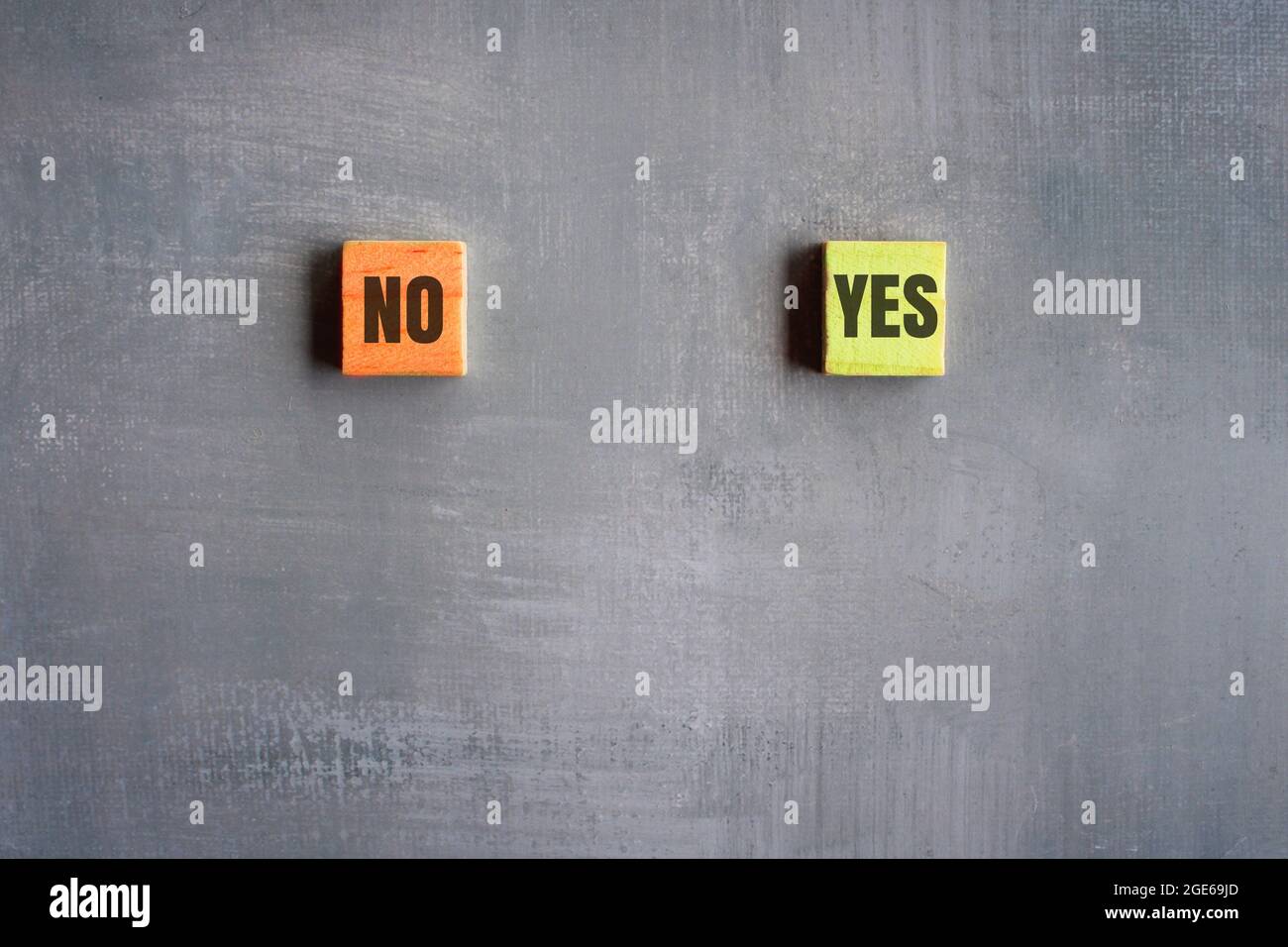 Holzwürfel mit den Texten NO und YES. Platz für Text kopieren Stockfoto
