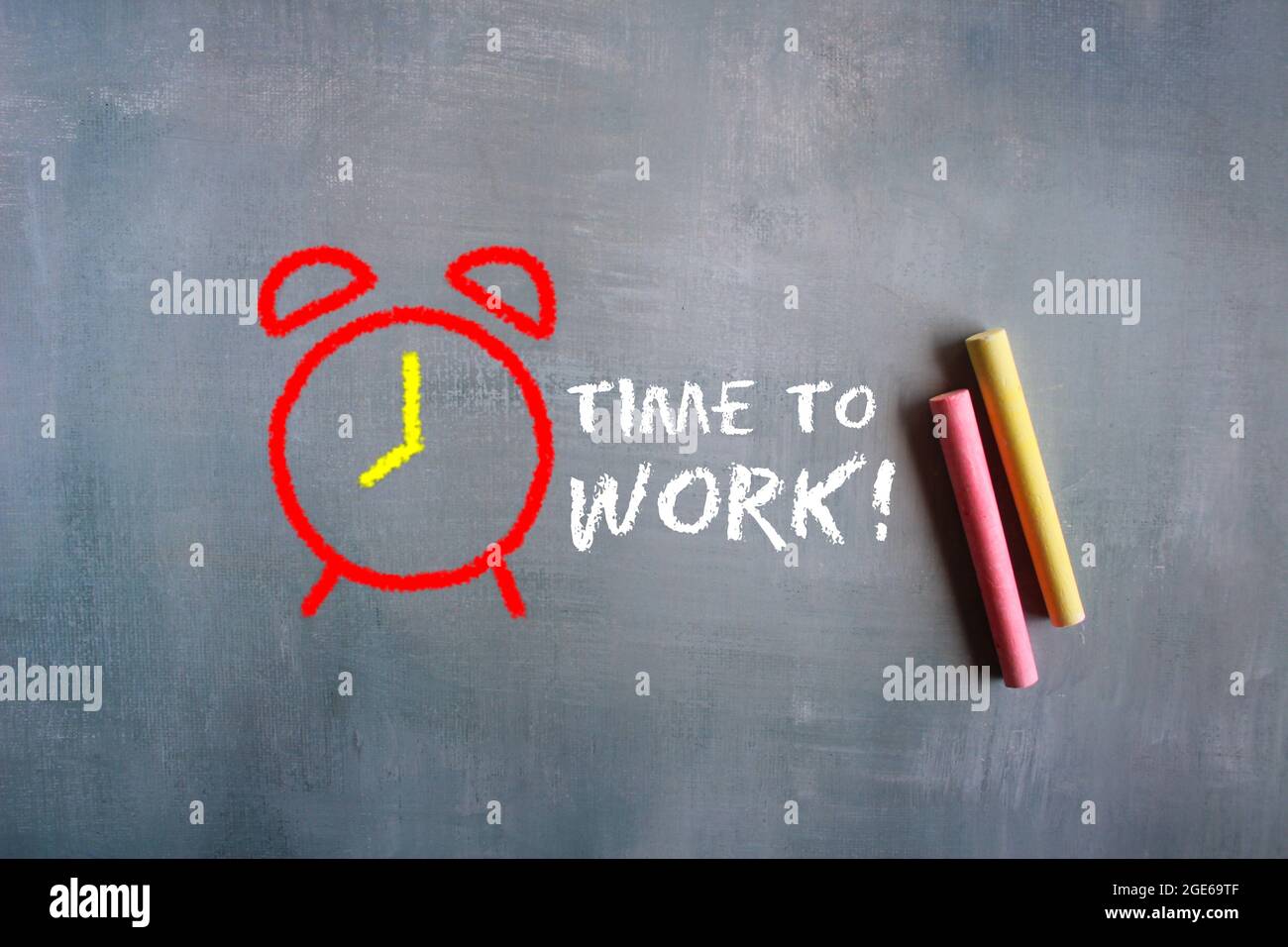 Kreidetafel Zeichnung Bild von Wecker und Text ZEIT ZU ARBEITEN! Stockfoto