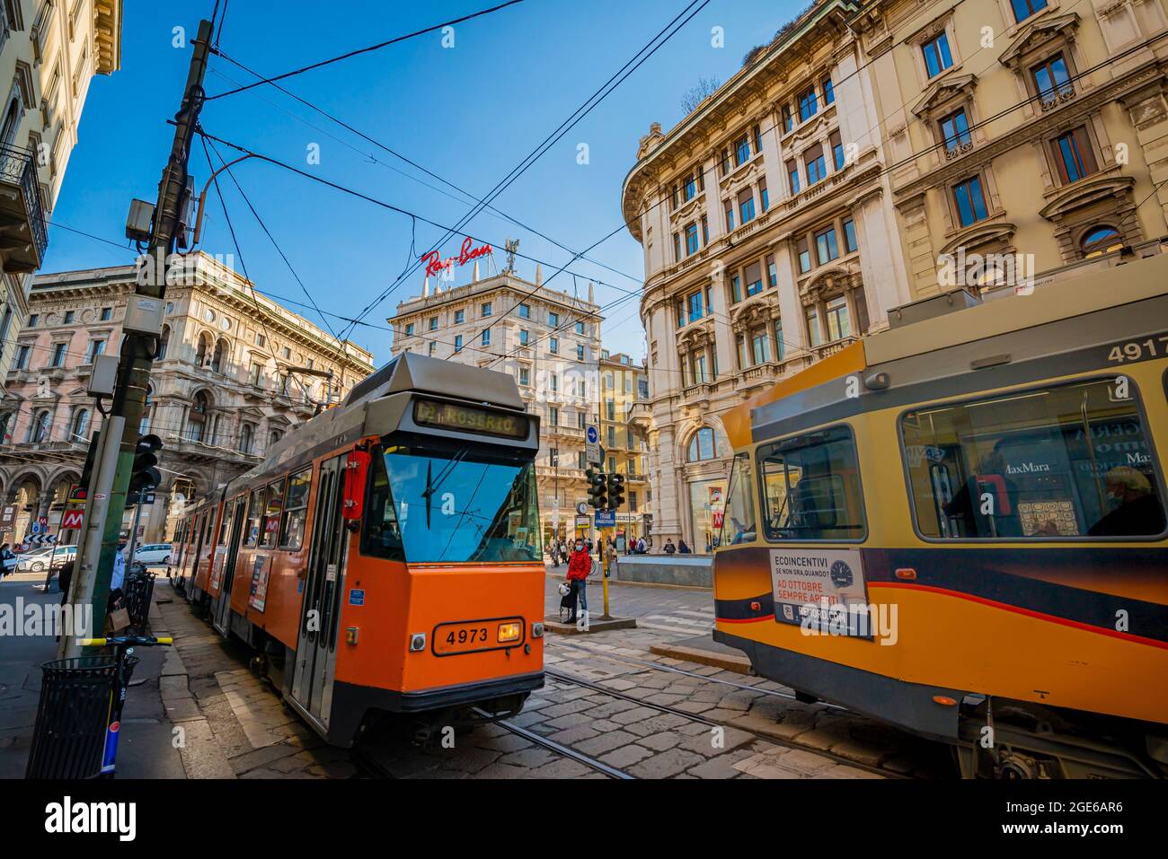 Milano, Italien - 16. okt 2020: Milano, Italien - 16. okt 2020: Gelbe Straßenbahnen in den Straßen Milano, Italien Stockfoto