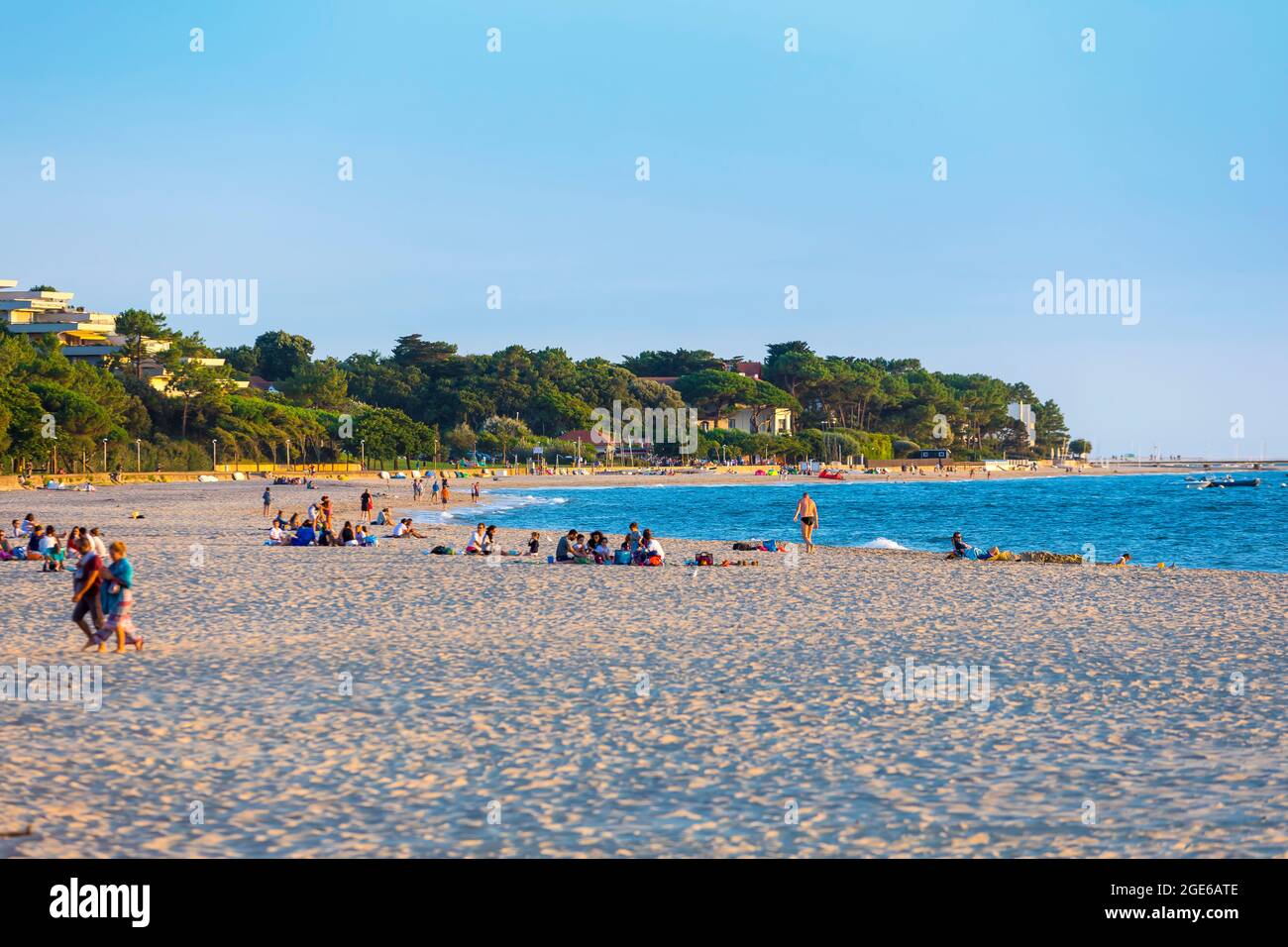 Arcachon (Südwestfrankreich): Touristen und Urlauber, die am Abend den Strand genießen Stockfoto
