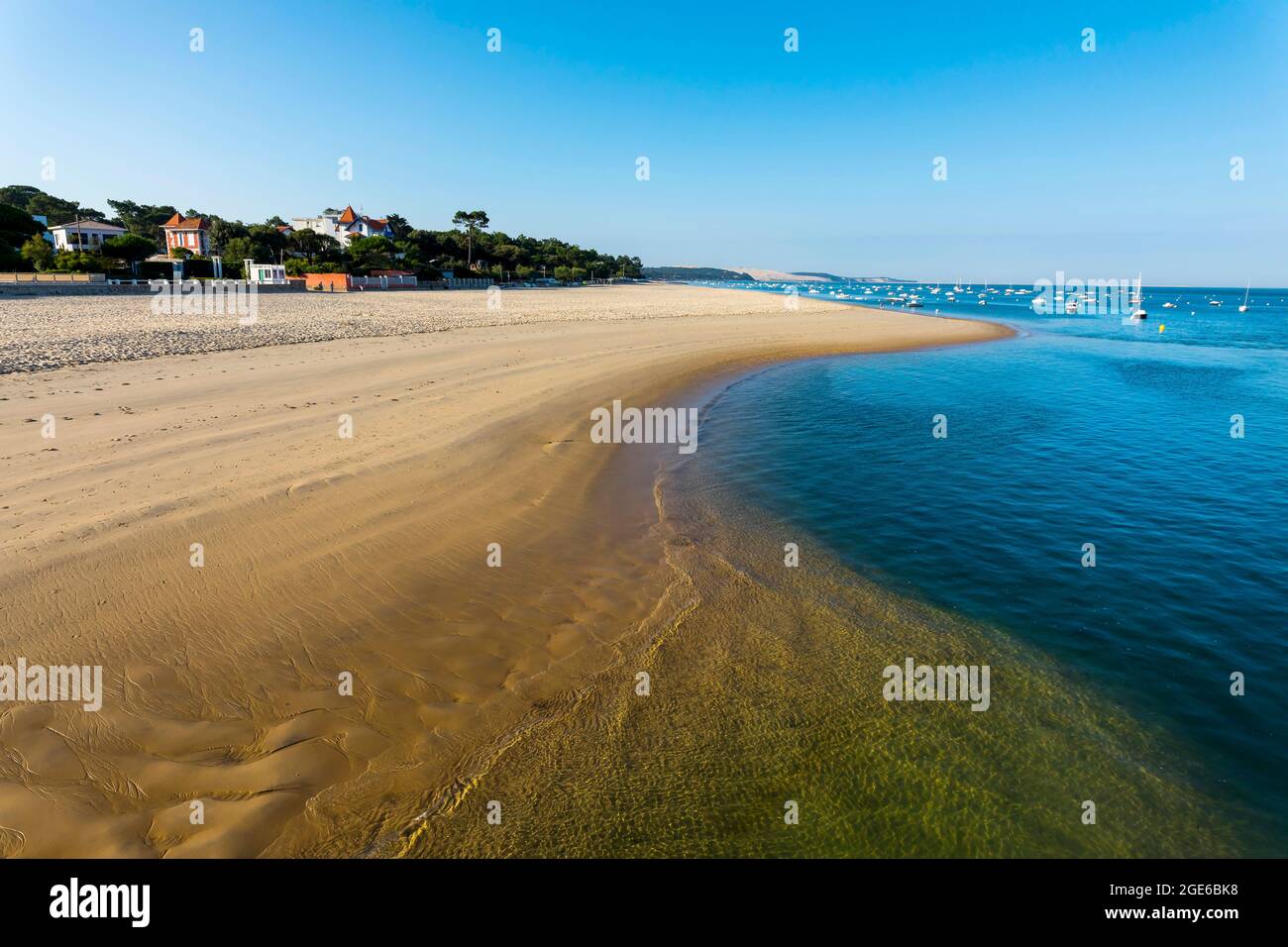 Arcachon (Südwestfrankreich): Strand „Plage du Moulleau“ mit Villen entlang der Uferpromenade und der Düne von Pyla in der Ferne Stockfoto