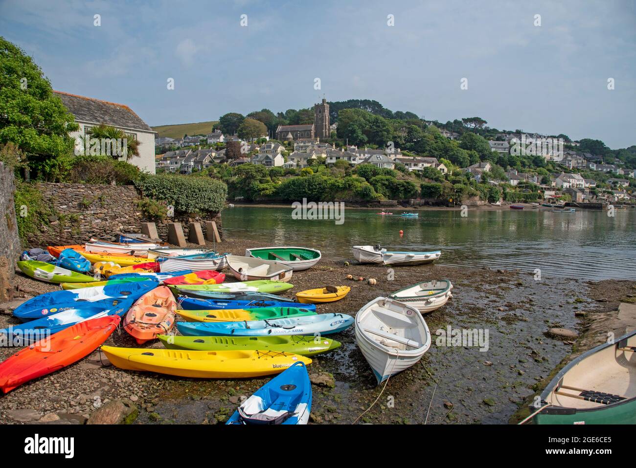 Kleine bunte Boote bei Ebbe auf dem River Yealm bei Newton Ferrer mit Blick auf Noss Mayo, South Devon, England, Großbritannien Stockfoto