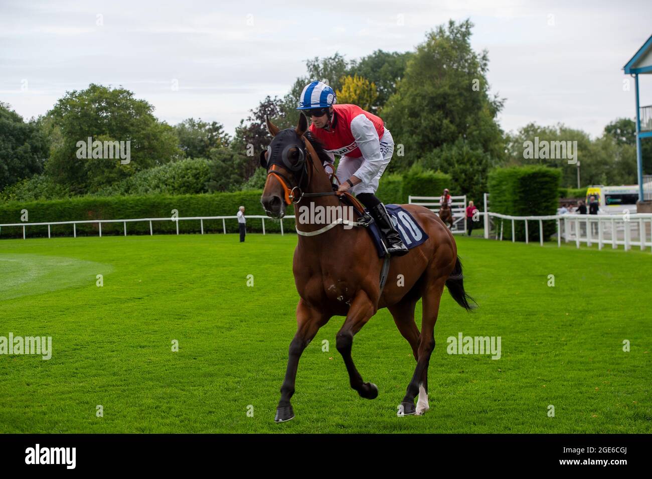 Windsor, Großbritannien. August 2021. Jockey Rossa Ryan reitet das Pferd Pinball Wizard bis zum Start in den Eden Grove Berkeley Homes Handicap Stakes. Quelle: Maureen McLean/Alamy Stockfoto