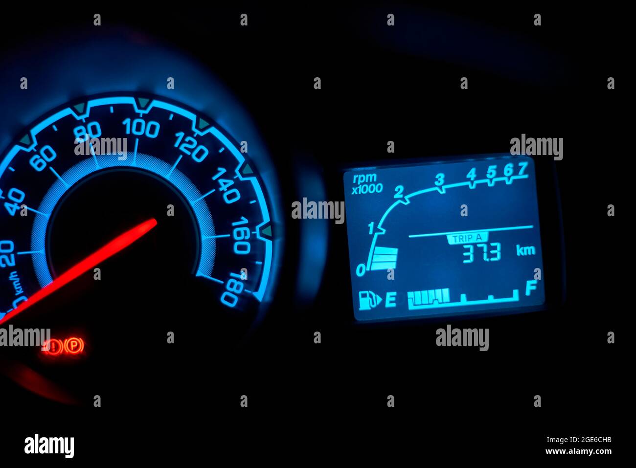 Moderne, helle Auto Kilometerstand (Armaturenbrett, Laufleistung) auf  schwarzem Hintergrund. Neue Anzeige eines modernen Autos. Km/h  Stockfotografie - Alamy