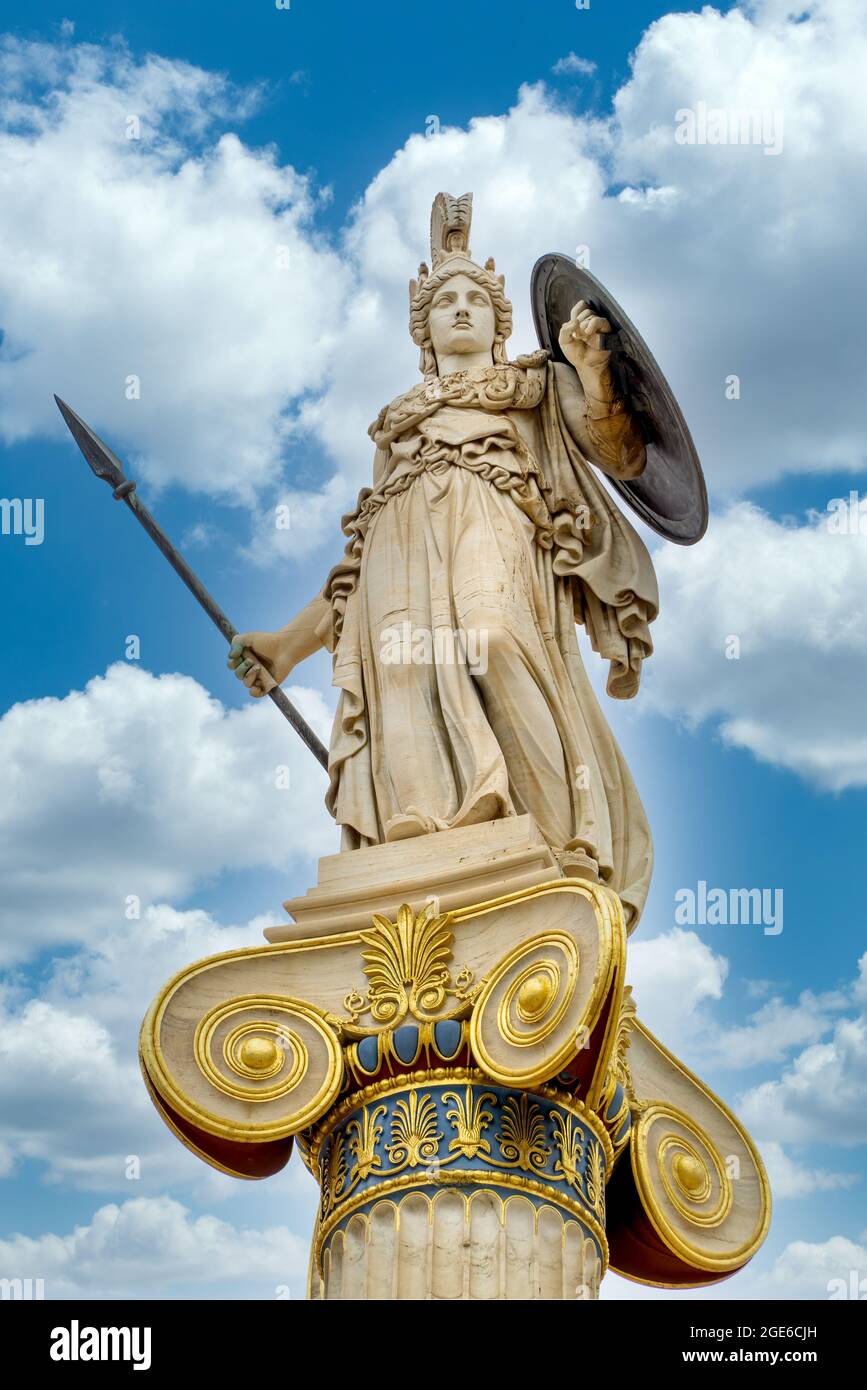 Statue der Athene mit blauem Himmel und Wolken an der Akademie von Athen, Griechenland Stockfoto