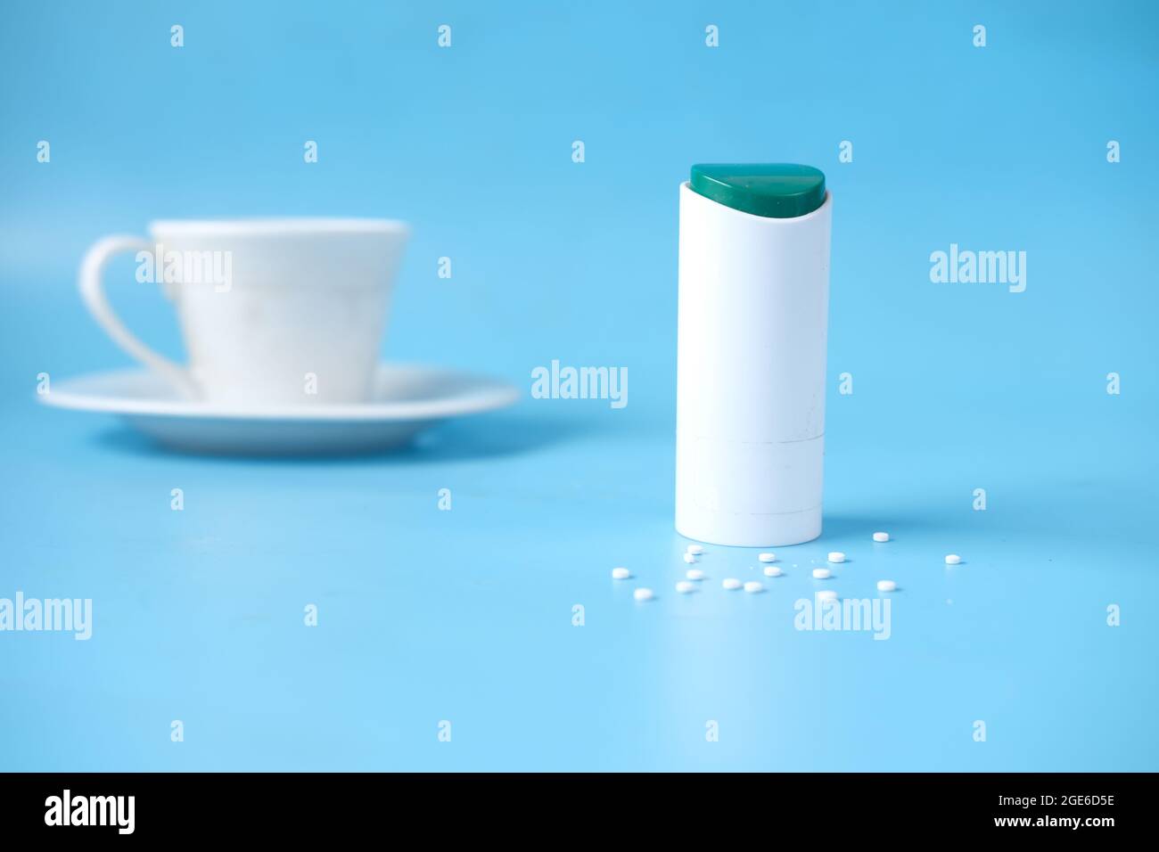Künstlicher Süßstoffbehälter auf blauem Hintergrund Stockfoto