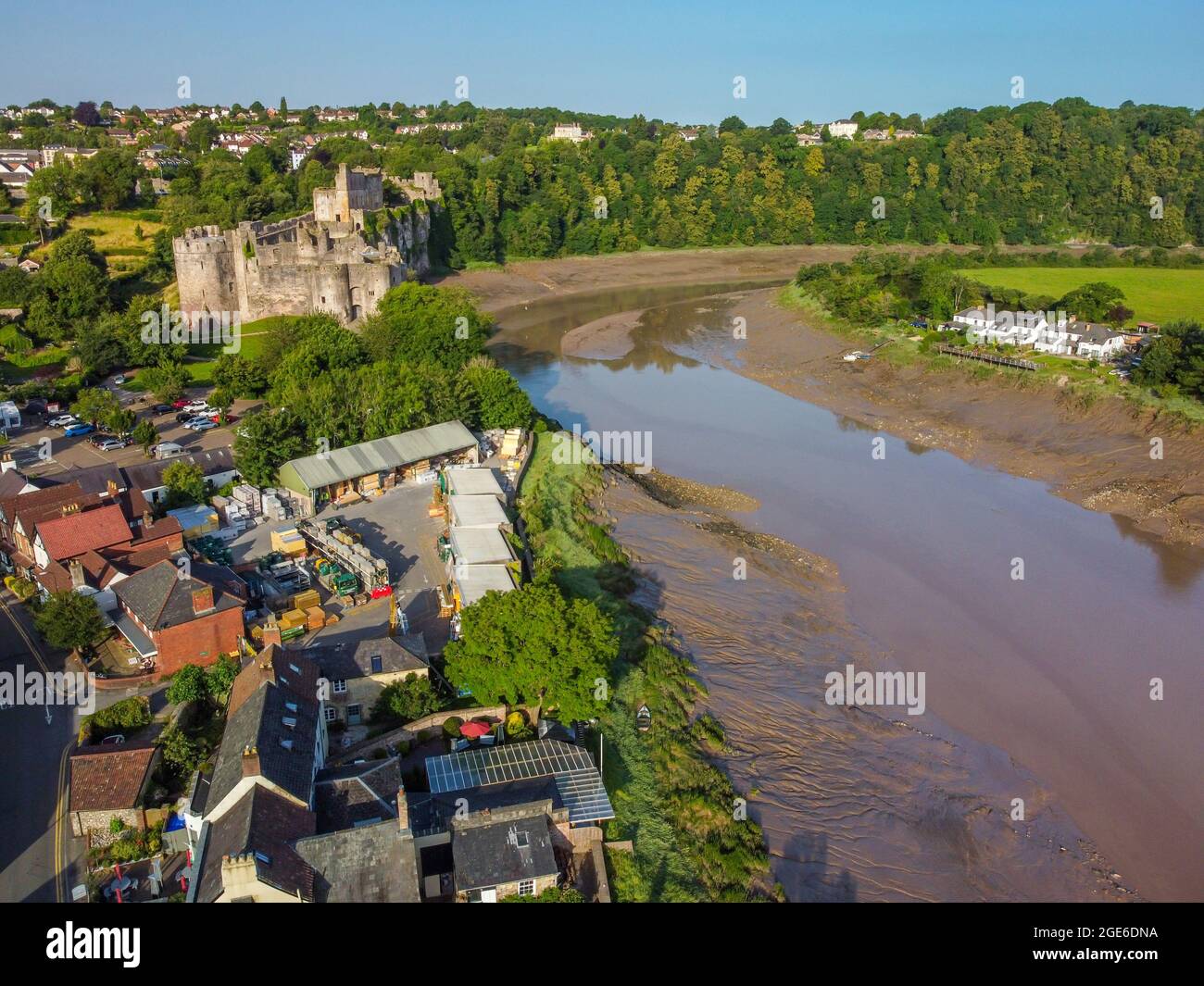 Chepstows normannisches Schloss, Fluss Wye und Stadt in Chepstow, Wales Stockfoto