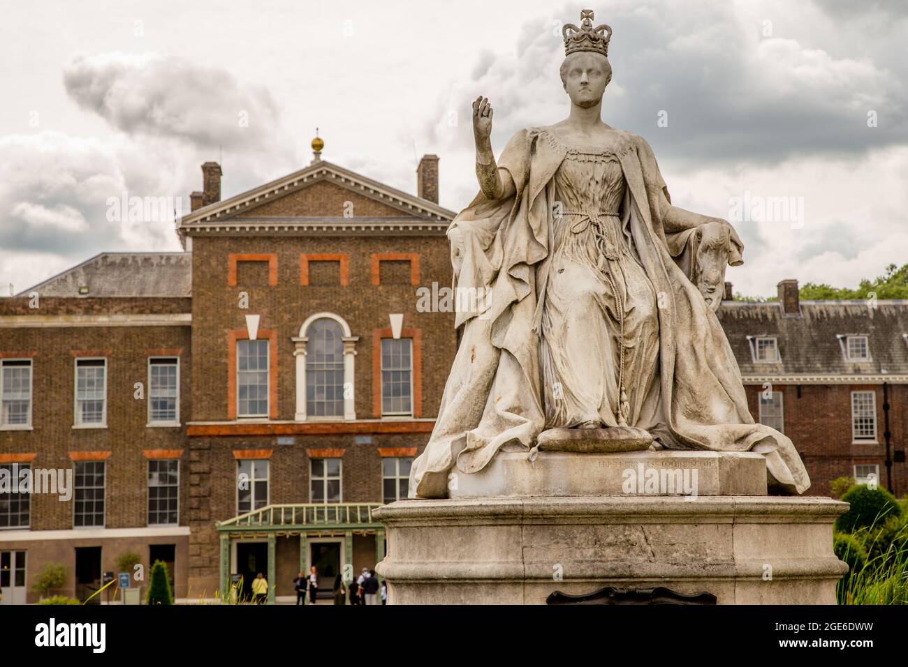 Statue der Königin Victoria auf der Rückseite des Kensington Palace, Hyde Park, London Stockfoto