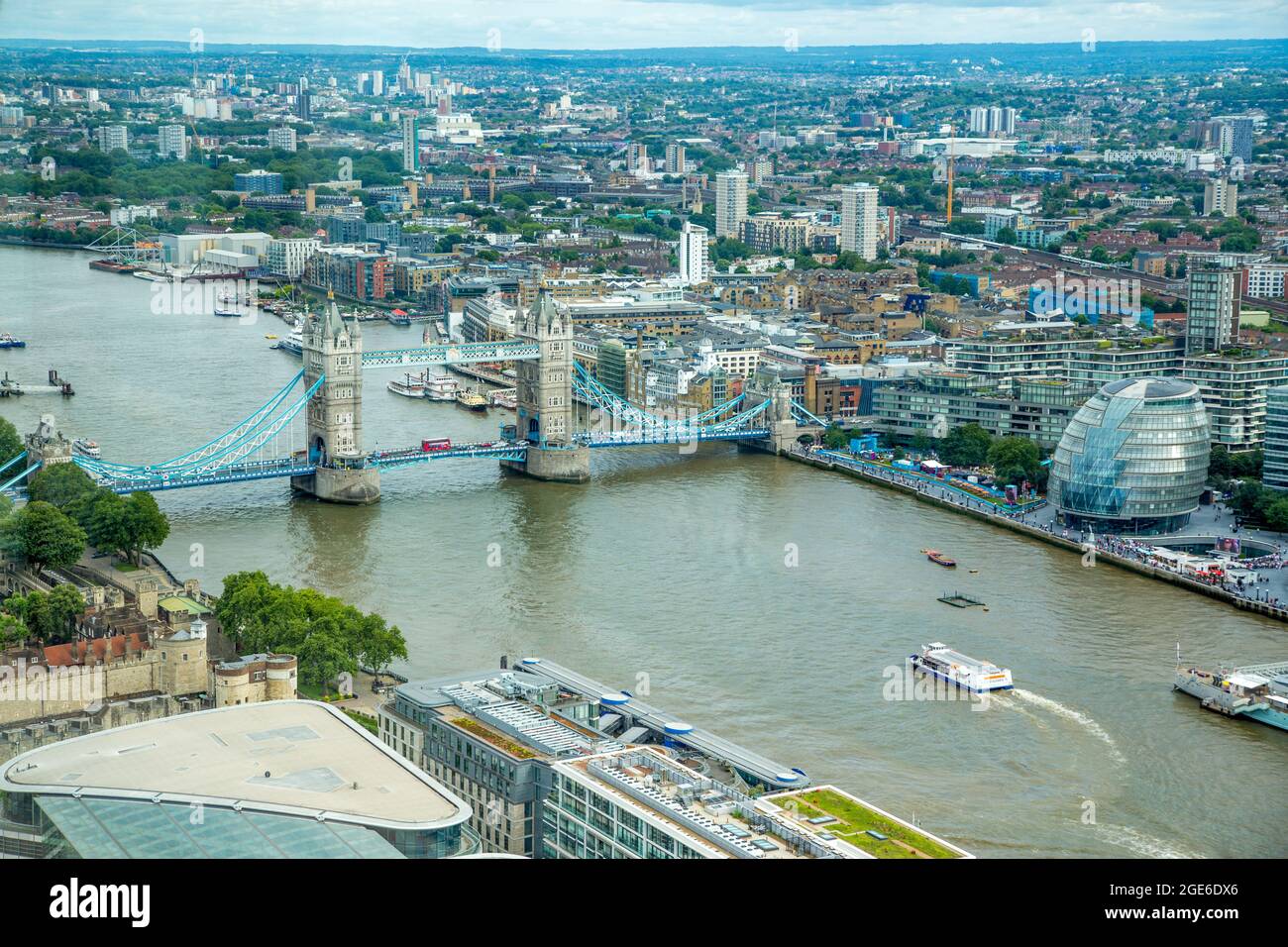 Tower Bridge, Themse und City Hall vom Skygarden aus gesehen Stockfoto