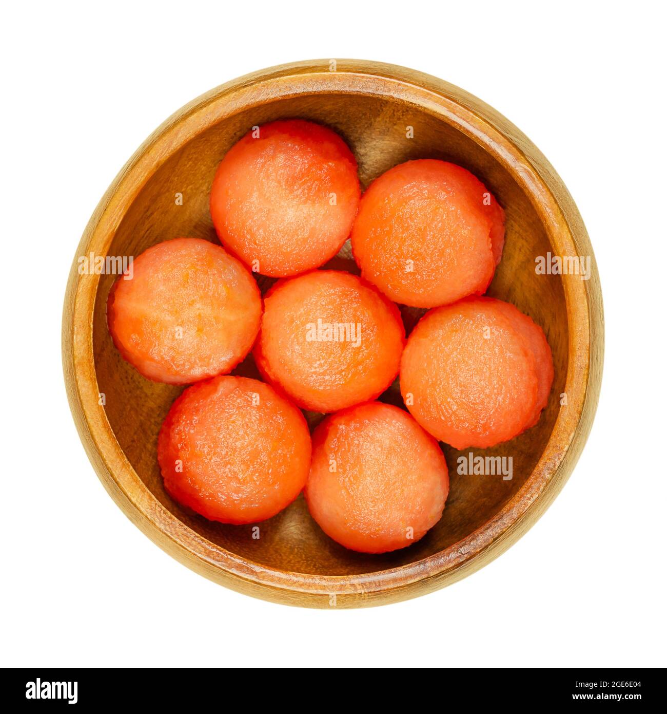 Wassermelonenkugeln, in einer Holzschale. Mit einem Melonenballer frisch ausgeschnittene Kugeln, verzehrfertige Stücke reifer und kernloser Frucht von Citrullus lanatus. Stockfoto