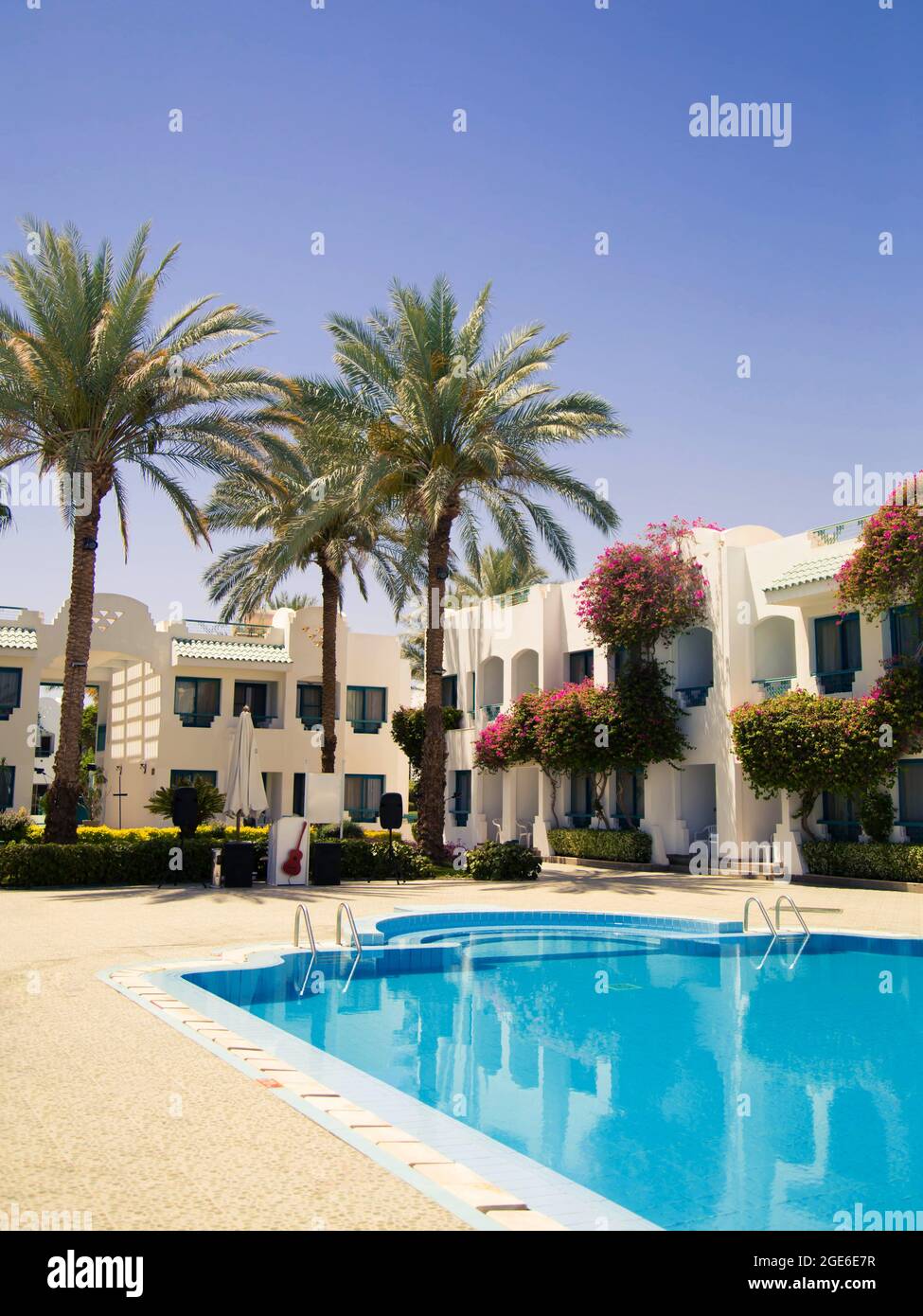 Tropisches Hotel mit Pool und Palmen. Sommerurlaub Erholung im Hotel Resort. Palmen in der Nähe des Außenpools Stockfoto