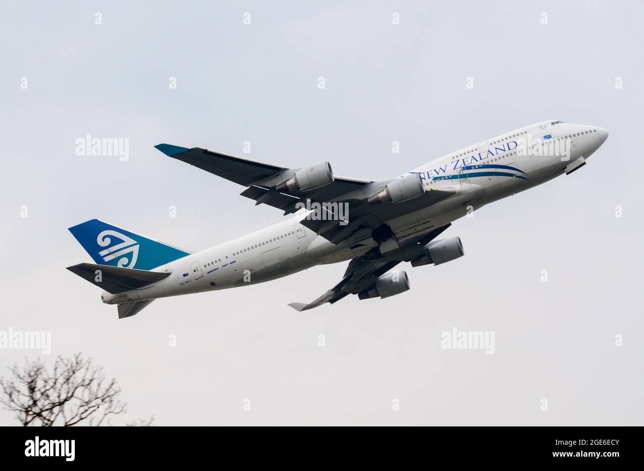 Air New Zealand Boeing 747 Jumbo Jet-Linienflugzeug ZK-SUJ, das an einem bewölkten Tag vom Flughafen London Heathrow, Großbritannien, abfliegt. Langstreckenflüge Stockfoto