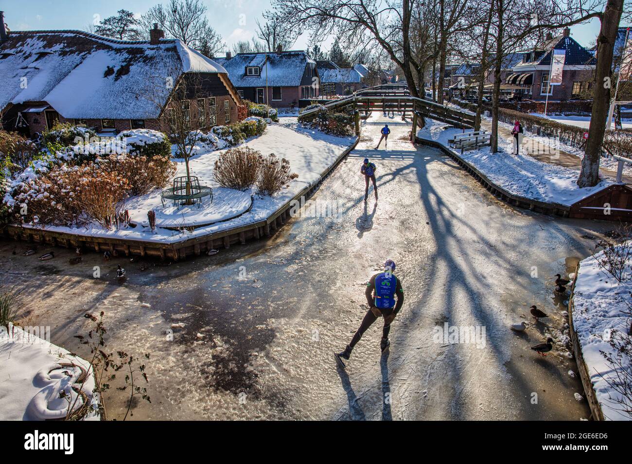 Die Niederlande, Giethoorn, Dorf mit fast nur Wasserstraßen. Winter, Frost, Eislaufen. Stockfoto
