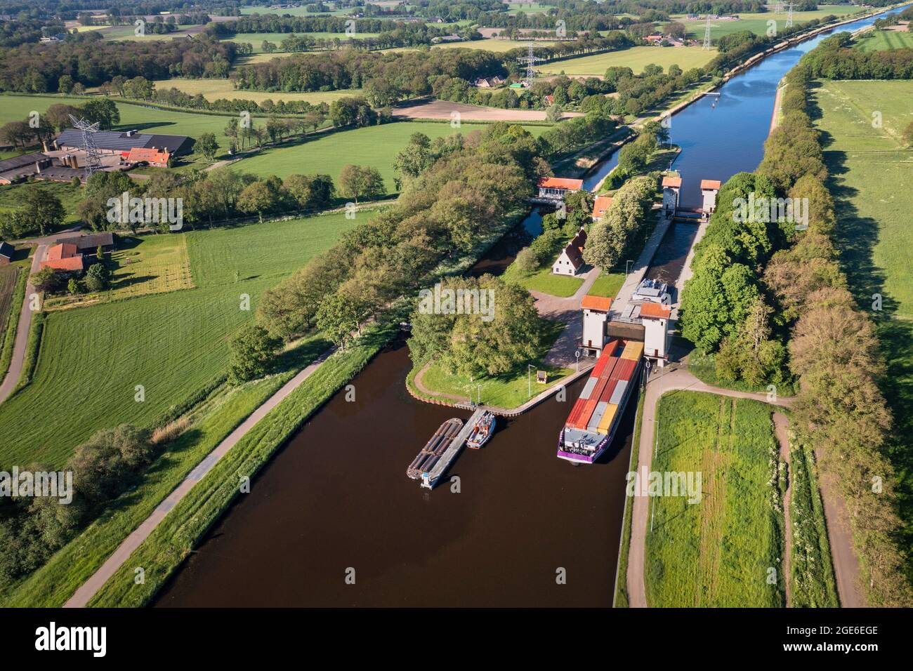 Niederlande, Delden. Barge, Containerschiff in Schleusen von Twentekanaal. Antenne. Stockfoto