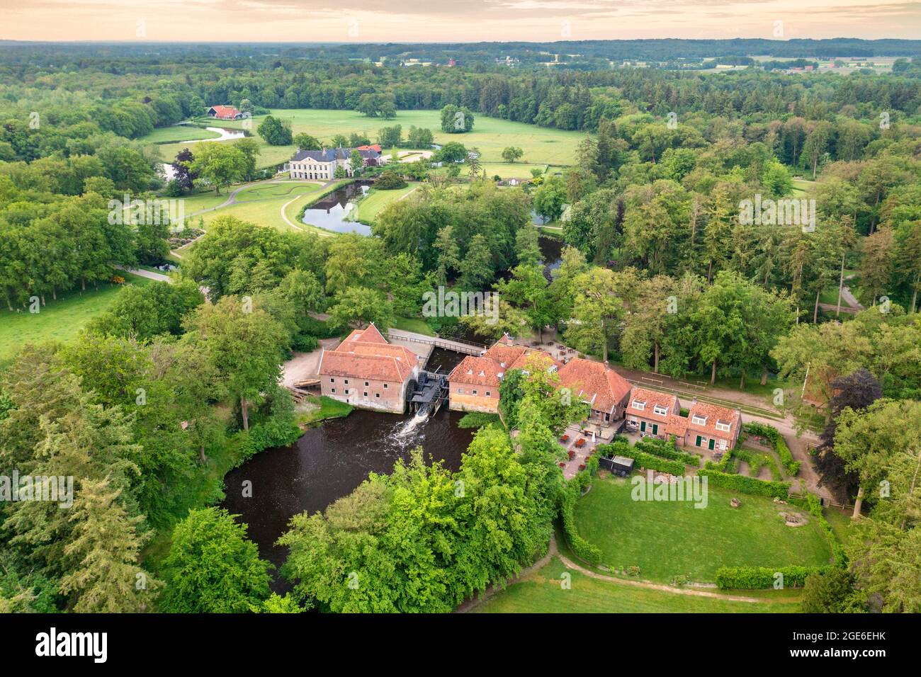 Niederlande, Denekamp, Landgut Singraven am Dinkel. Wassermühle. Luftaufnahme. Stockfoto