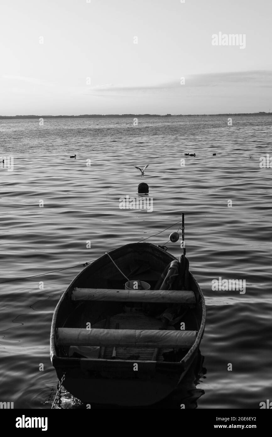 Das Boot im Meer, am Morgen gefangen genommen. Stockfoto