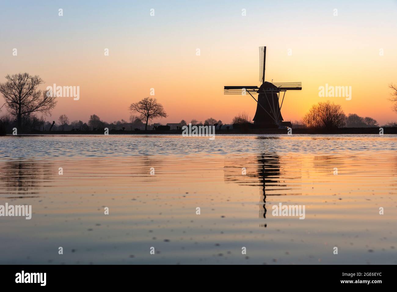 Niederlande, Nigtevecht, Windmühle entlang des Flusses Vecht. Sonnenaufgang. Stockfoto