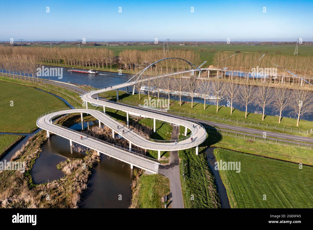 Niederlande, Nigtevecht, Linienbrug. Fuß- und Fahrradbrücke über den Amsterdam-Rhein-Kanal. Antenne. Stockfoto