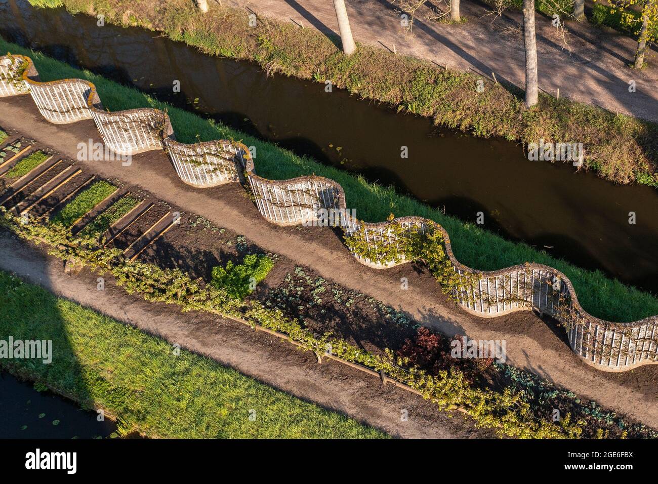 Niederlande, Oud Zuilen, Schloss Slot Zuylen. Antenne. Feder. Typische Wand genannt Schlangenwand, hält mehr Wärme. Auch als Schlauchwand bezeichnet. Stockfoto