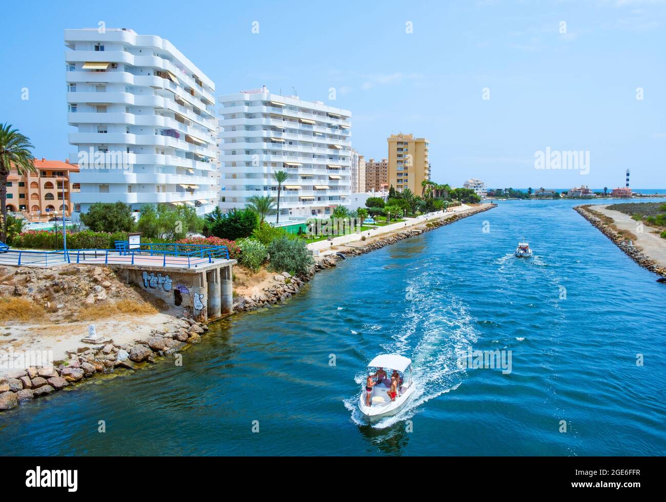 LA MANGA, SPANIEN - 29. JULI 2021: Blick auf den Kanal Gola del Puerto in La Manga del Mar Menor, Murcia, Spanien, der die Lagune mit dem Mittelmeer verbindet Stockfoto
