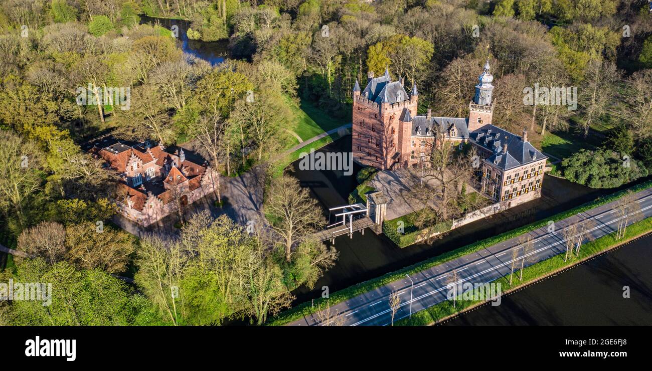 Niederlande, Breukelen, Schloss Nyenrode (Nijenrode) entlang des Flusses Vecht. Standort der Nyenrode Business University. Antenne. Stockfoto