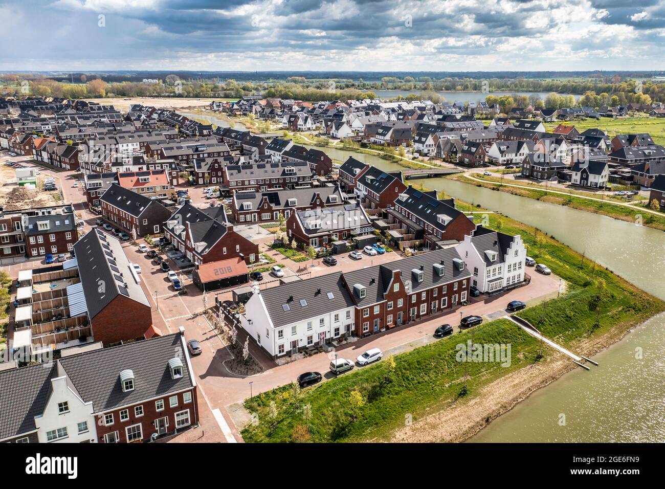 Niederlande, Vianen, Wohngebiet. Neue Wohnsiedlung. Nachbarschaften bekannt als Vinex-wijken (Vinex Nachbarschaften). Antenne. Stockfoto