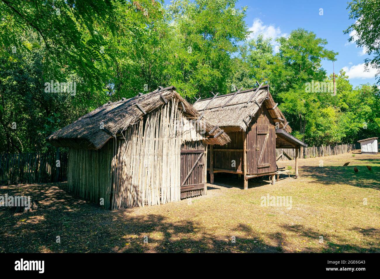 Alte Scheunen aus Holz und Stroh in Ungarn Stockfoto