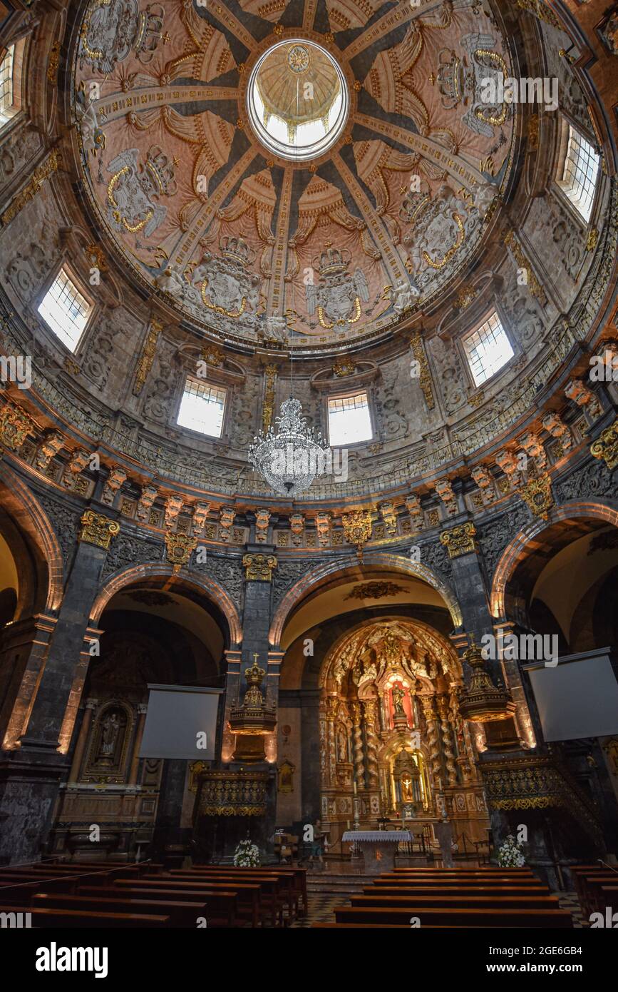 Loyola, Spanien - 14. August 2021: Innenansicht der Wallfahrtskirche der Loyola-Basilika, Baskenland, Spanien Stockfoto