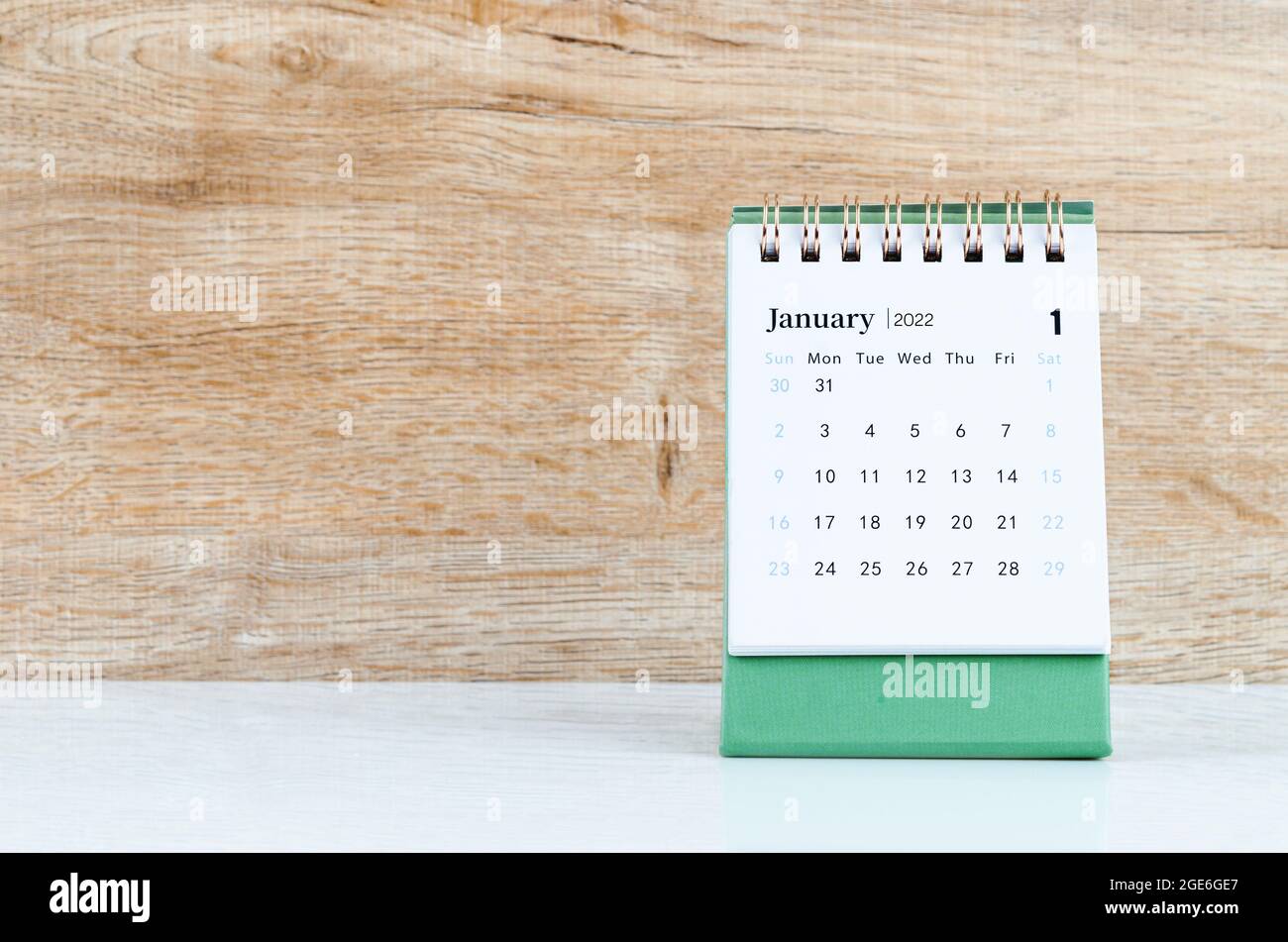 Januar-Kalender 2022 auf Holzhintergrund. Stockfoto